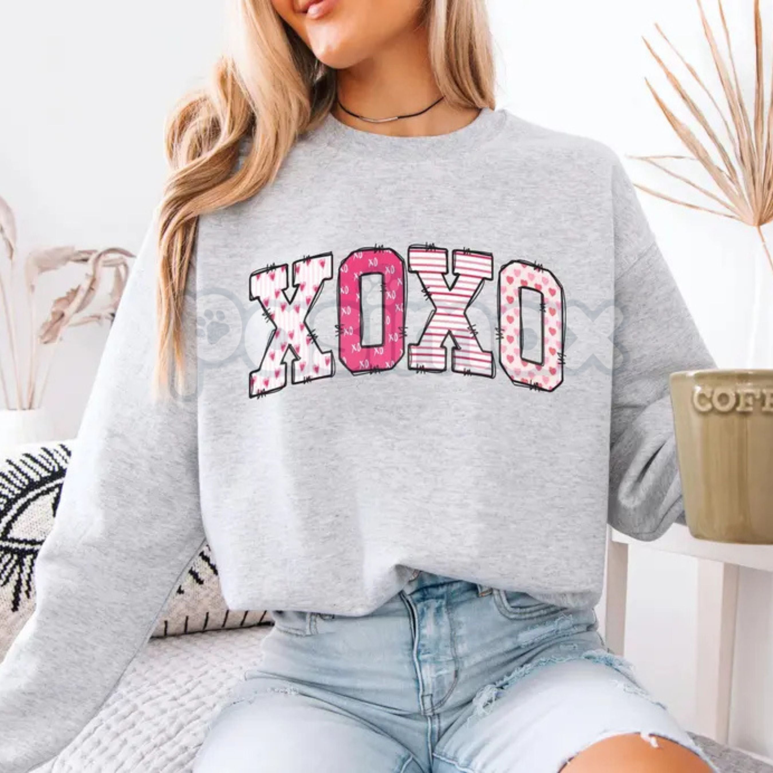 Preppy Valentines Day Sweatshirt | XOXO Sweater | Women's Retro Valentine Crewneck | Aesthetic Preppy Valentine Outfit | Trendy Love Hearts Graphic Jumper - P's One-Stop Shop 