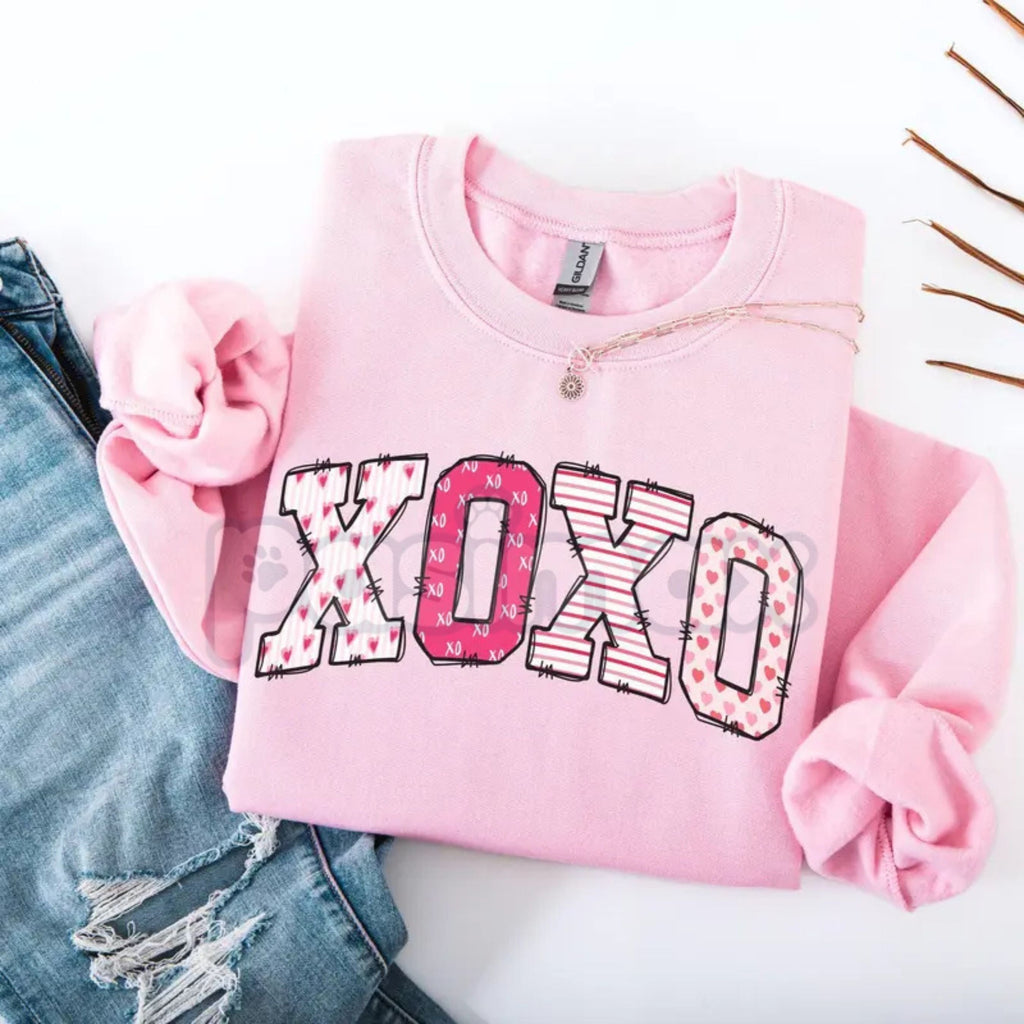 Preppy Valentines Day Sweatshirt | XOXO Sweater | Women's Retro Valentine Crewneck | Aesthetic Preppy Valentine Outfit | Trendy Love Hearts Graphic Jumper - P's One-Stop Shop 