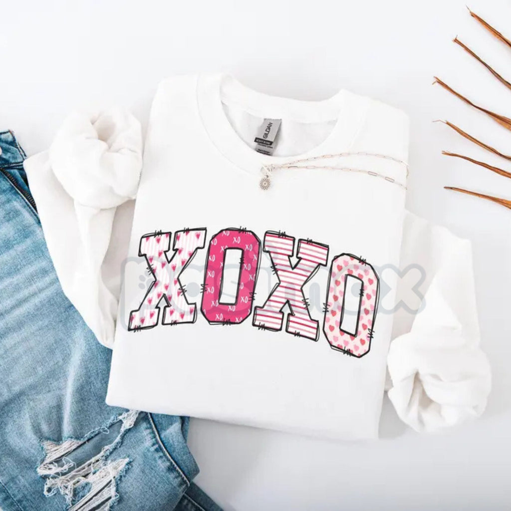 Preppy Valentines Day Sweatshirt | XOXO Sweater | Women's Retro Valentine Crewneck | Aesthetic Preppy Valentine Outfit | Trendy Love Hearts Graphic Jumper - P's One-Stop Shop 